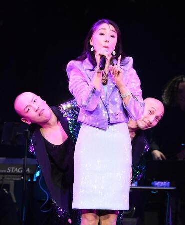 　５０周年記念ライブで新曲を披露する浅野ゆう子（撮影・園田高夫）