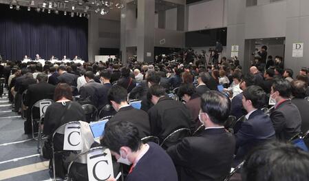 多くの報道陣が駆けつけた会見場（撮影・佐々木彰尚）