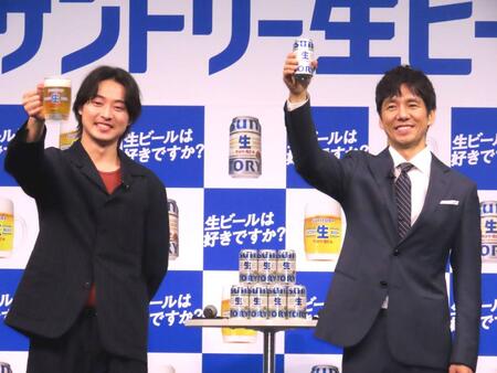 　発表会に出席した（左から）山﨑賢人、西島秀俊