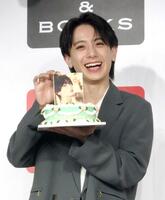 　誕生日ケーキを手にする小西詠斗