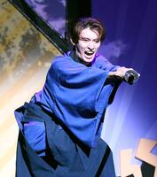 　迫力の殺陣シーンを演じる向井康二