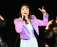 　新曲を熱唱する浅野ゆう子（撮影・園田高夫）