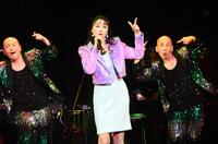 　楽しいダンスで新曲を披露する浅野ゆう子（撮影・園田高夫）
