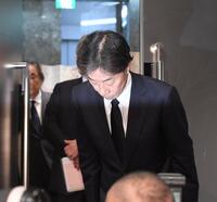 　会見場に入る際、一礼をする港浩一フジテレビ社長（撮影・佐々木彰尚）