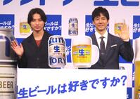 　発表会に出席した（左から）山﨑賢人、西島秀俊