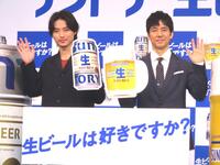 　発表会に出席した（左から）山﨑賢人、西島秀俊