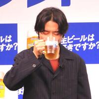 　生ビールを飲む山﨑賢人
