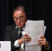 　書類をまとめる金光修フジ・メディアＨＤ社長（撮影・佐々木彰尚）