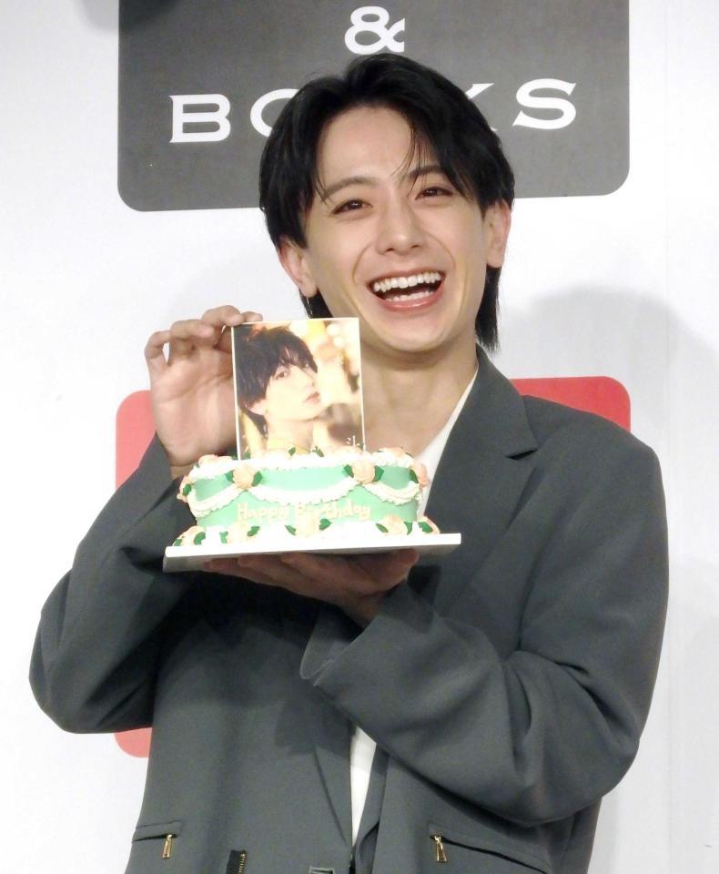 　誕生日ケーキを手にする小西詠斗