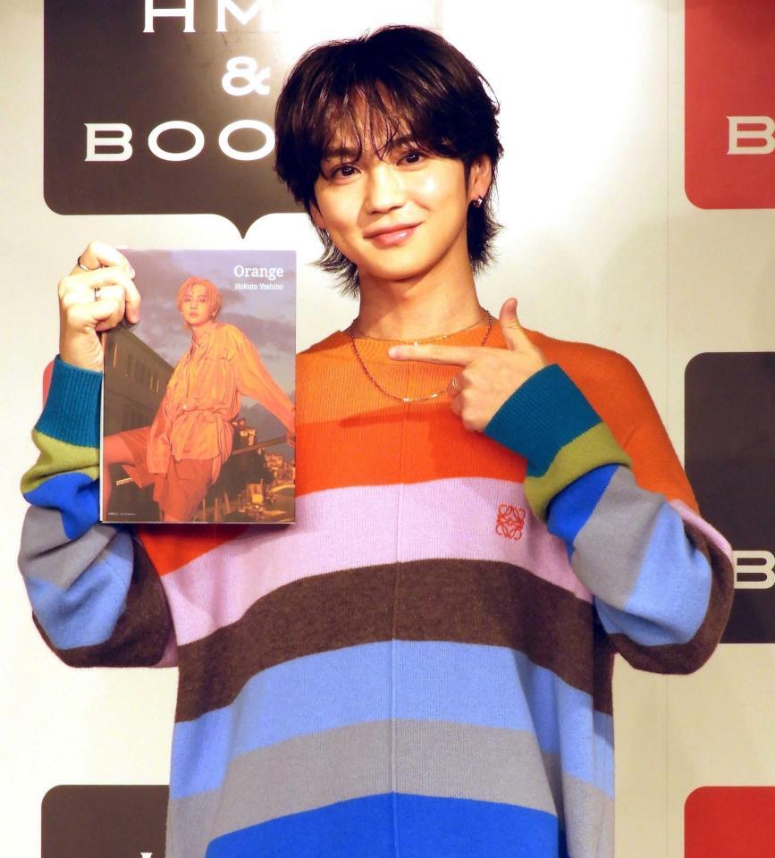 　写真集を手に笑顔を見せるＴＨＥ　ＲＡＭＰＡＧＥの吉野北人