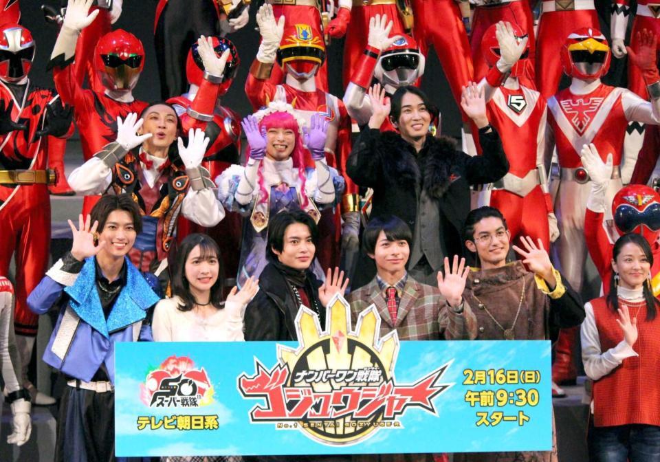 　歴代レッドたちと手を振る（前列左から）鈴木秀脩、今森茉耶、冬野心央、松本仁、神田聖司、中越典子（後列同）三本木大輔、まるぴ、カルマ