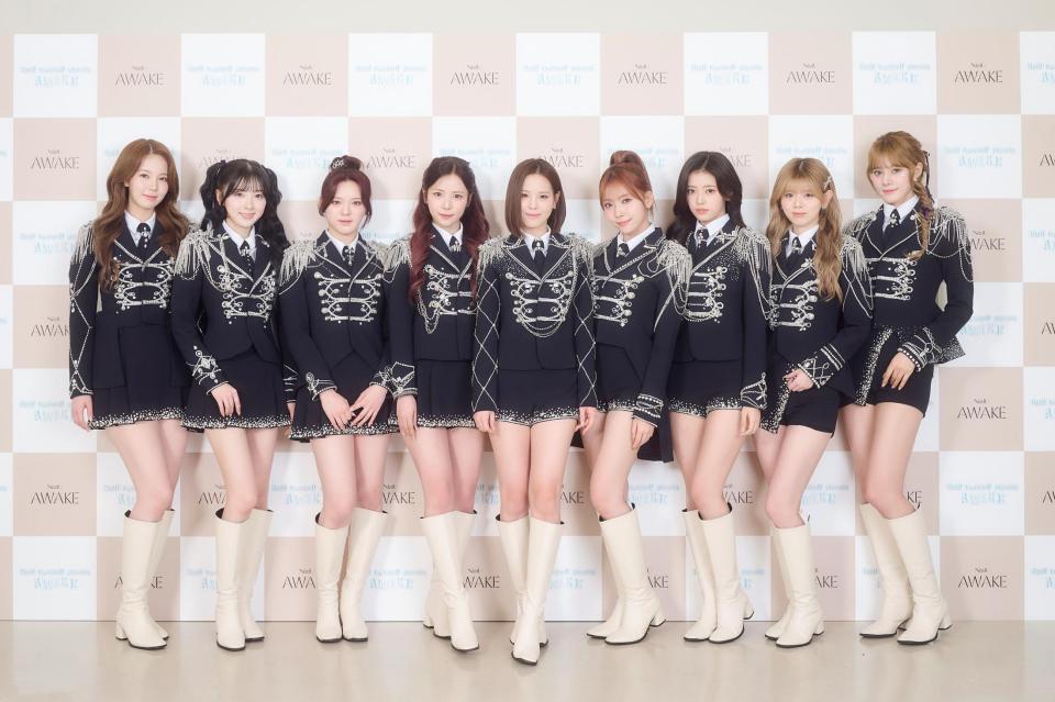 　インタビューに応じたＮｉｚｉＵの（左から）ＡＹＡＫＡ、ＭＩＩＨＩ、ＲＩＯ、ＭＡＹＡ、ＭＡＫＯ、ＭＡＹＵＫＡ、ＲＩＭＡ、ＲＩＫＵ、ＮＩＮＡ（撮影・田中聖太郎）