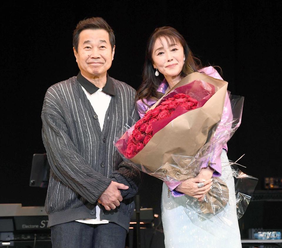 　三宅裕司（左）から５０本の赤いバラをプレゼントされた浅野ゆう子（撮影・園田高夫）