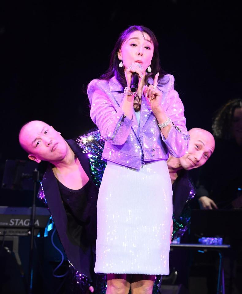 　５０周年記念ライブで新曲を披露する浅野ゆう子（撮影・園田高夫）