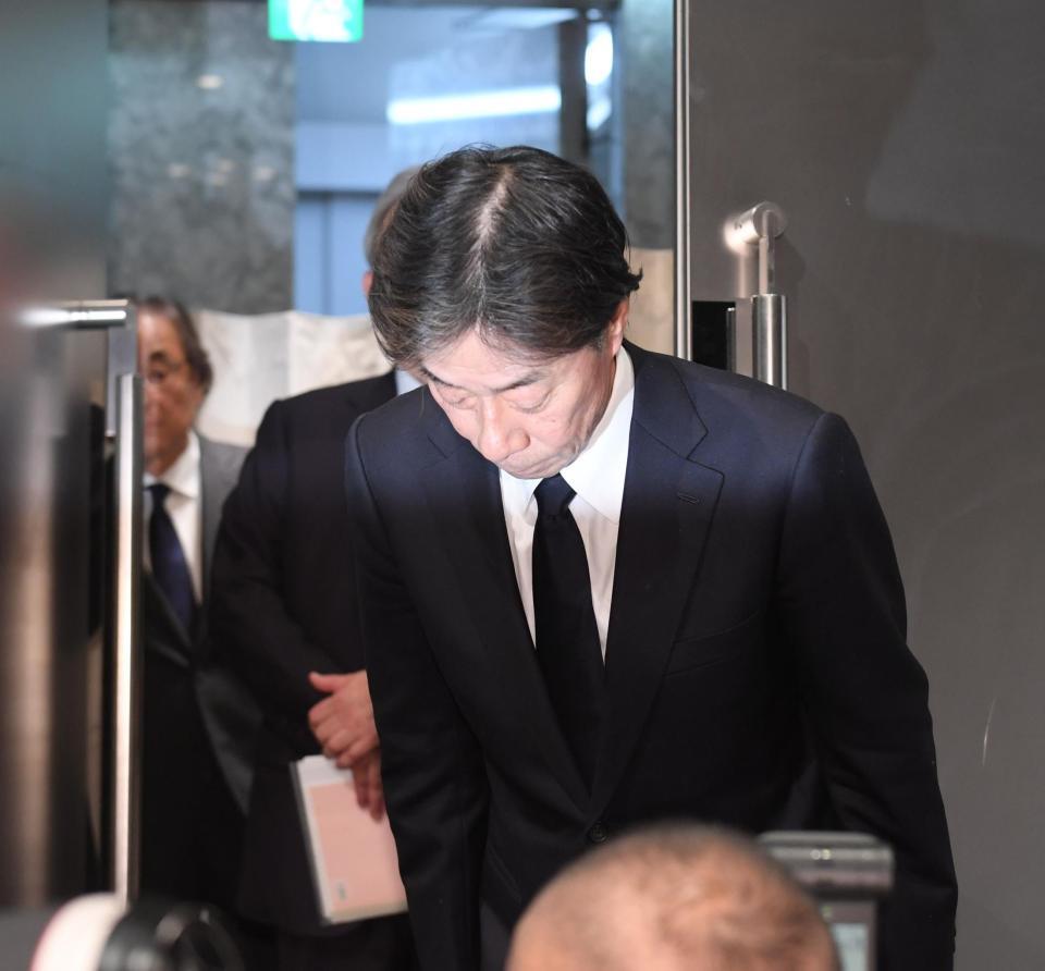 　会見場に入る際、一礼をする港浩一フジテレビ社長（撮影・佐々木彰尚）