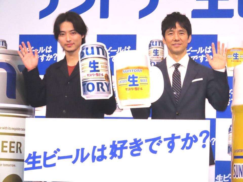 　発表会に出席した（左から）山﨑賢人、西島秀俊