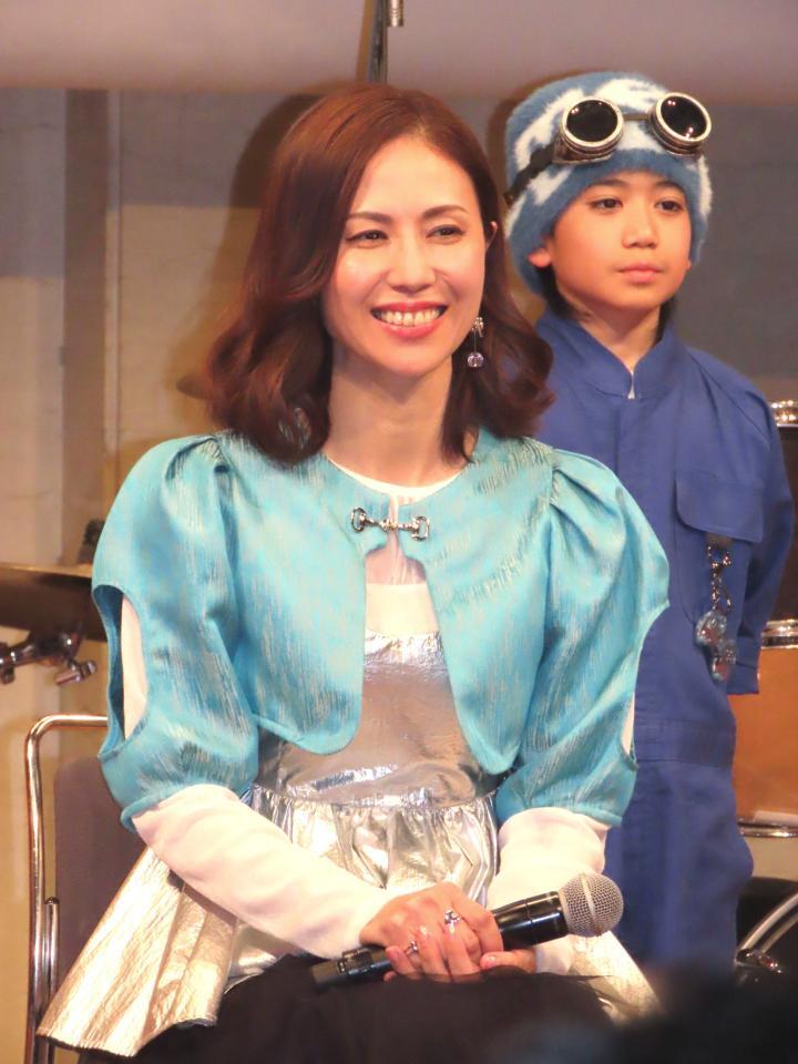 　発表会に出席したＭＡＸのＮＡＮＡ（左