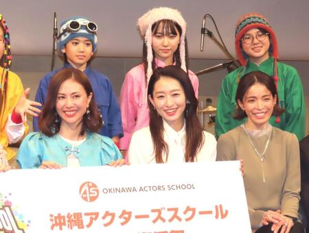 　発表会に出席した（前列左から）ＮＡＮＡ、島袋寛子、知念里奈（後列同）崎山清翔、らむ、紗生