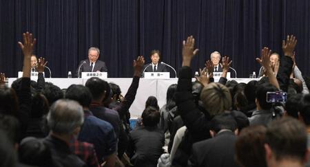 　多くの質問を受ける（左から）フジテレビの清水賢治新社長、遠藤龍之介副会長、港浩一社長、嘉納修治会長、フジ・メディアＨＤの金光修社長（撮影・佐々木彰尚）