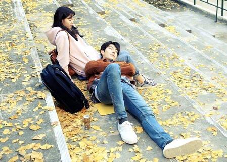 韓国放送局ＫＢＳ公式フェイスブックより「むやみに切なく」場面写真（左から）スジ、キム・ウビン 