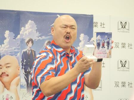 　会見に出席したクロちゃん