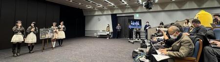 　記者席からナナナ（右奥）が見つめる前で会見するＡＫＢ４８の（左から）山﨑空、佐藤綺星、伊藤百花、大盛真歩（撮影・吉澤敬太）