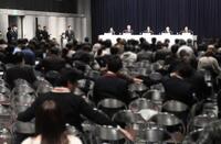 　空席が目立ちはじめた夜遅くまで続く会見（撮影・佐々木彰尚）