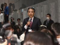 　質問をするフジテレビの記者（撮影・佐々木彰尚）