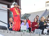 　歌合戦で熱唱する森永卓郎さん＝２０２４年１１月