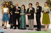 　表彰式で記念写真に収まる森永卓郎さん（右から３人目）＝２０１３年１０月