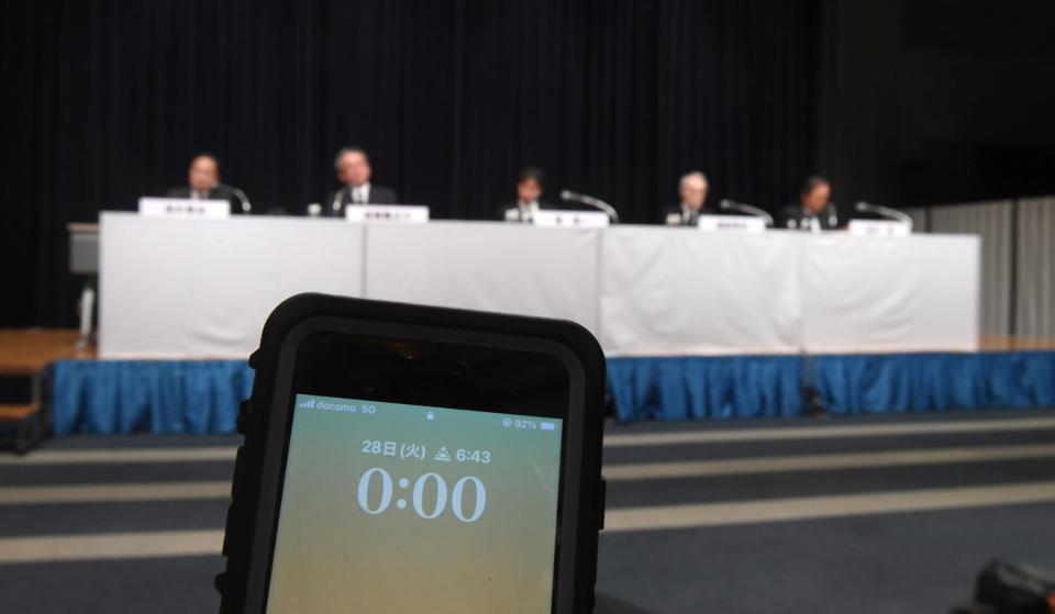 　深夜０時を超えても続く会見（撮影・佐々木彰尚）