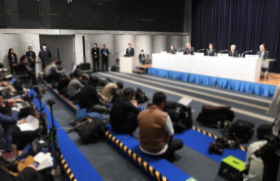 　夜遅くまで会見するフジテレビの経営陣（撮影・佐々木彰尚）