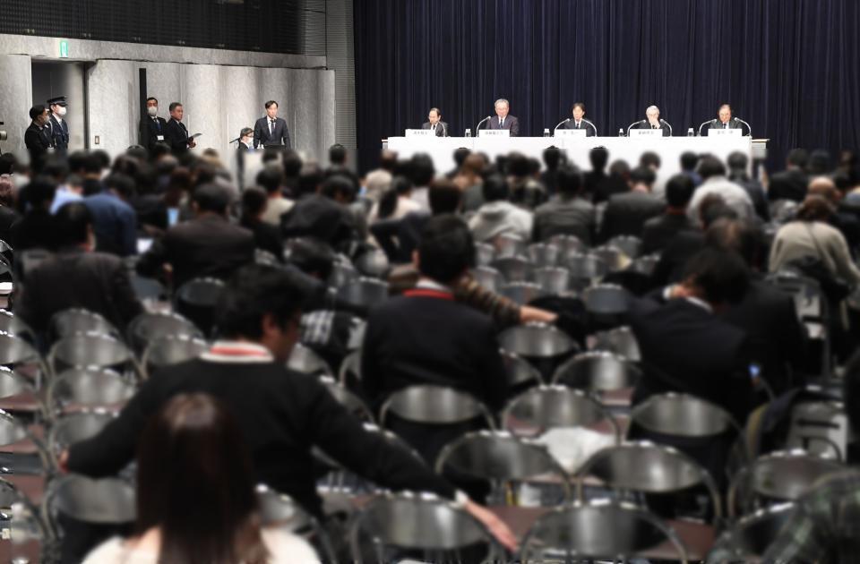 　空席が目立ちはじめた夜遅くまで続く会見（撮影・佐々木彰尚）