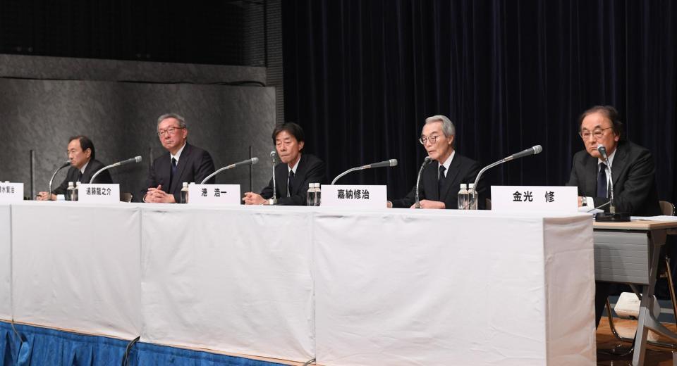 　会見する（左から）フジテレビの清水賢治新社長、遠藤龍之介副会長、港浩一社長、嘉納修治会長、フジ・メディアＨＤの金光修社長＝２７日