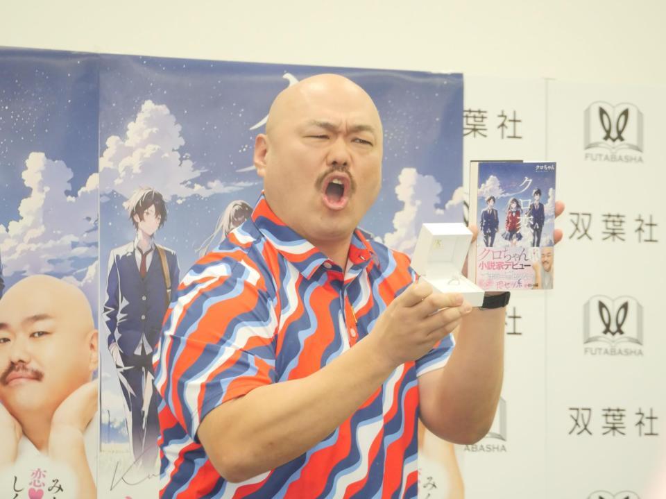 　会見に出席したクロちゃん