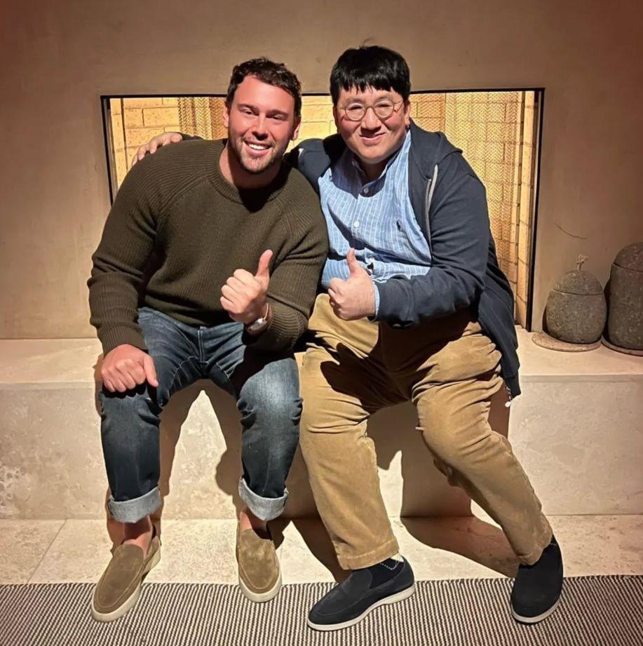 　バン・シヒョク会長公式インスタグラム＠ｈｉｔｍａｎｂ７２より（左から）スクーター・ブラウンＣＥＯ、バン・シヒョク会長