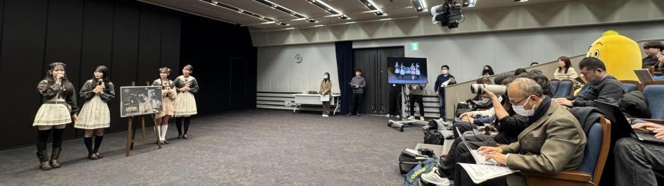 　記者席からナナナ（右奥）が見つめる前で会見するＡＫＢ４８の（左から）山﨑空、佐藤綺星、伊藤百花、大盛真歩（撮影・吉澤敬太）