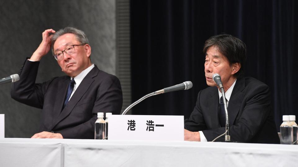 　質問に答える港浩一フジテレビ社長（右）と遠藤龍之介フジテレビ副会長＝２７日