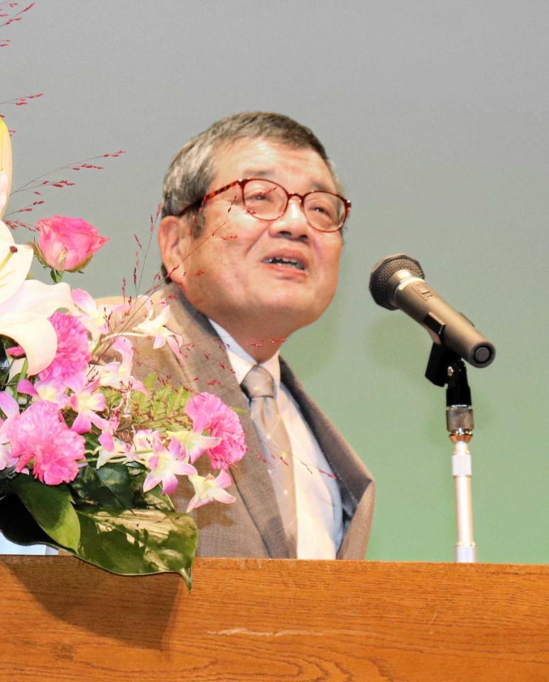 　文教府夏期大学で講演する森永卓郎さん＝２１年８月