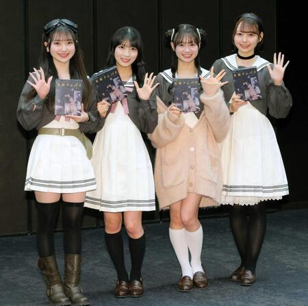 　笑顔を見せるＡＫＢ４８の（左から）山﨑空、佐藤綺星、伊藤百花、大盛真歩（撮影・吉澤敬太）