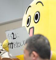 　記者席からＡＫＢ４８に「パート２に出して」と要望するテレビ東京マスコットキャラクターのナナナ（撮影・吉澤敬太）