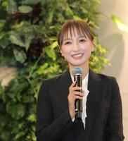 　発表会にＭＣを務める望月理恵（撮影・西岡正）