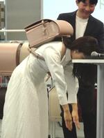 　ランドセルを背負って感触を確かめる川田裕美アナウンサー