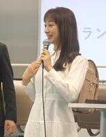 　ランドセルを背負う川田裕美アナウンサー