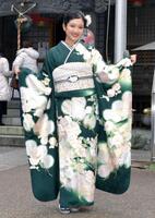 　振り袖姿を披露した山﨑玲奈