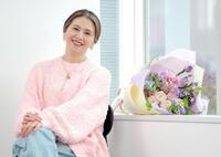 　助演女優賞を受賞し、笑顔を見せる小泉今日子（撮影・西岡正）