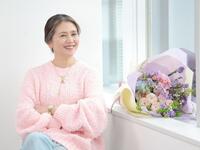 　助演女優賞を受賞し、笑顔を見せる小泉今日子（撮影・西岡正）