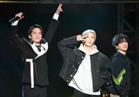 　サプライズで登場した山田涼介（中央）、知念侑李（右）と盛り上がる中山優馬（撮影・堀内翔）