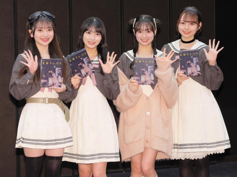 　手を振るＡＫＢ４８の（左から）山﨑空、佐藤綺星、伊藤百花、大盛真歩（撮影・吉澤敬太）