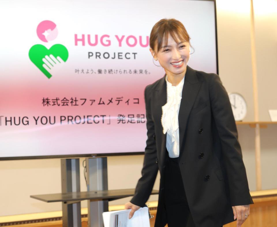 　発表会にＭＣとして登場する望月理恵（撮影・西岡正）